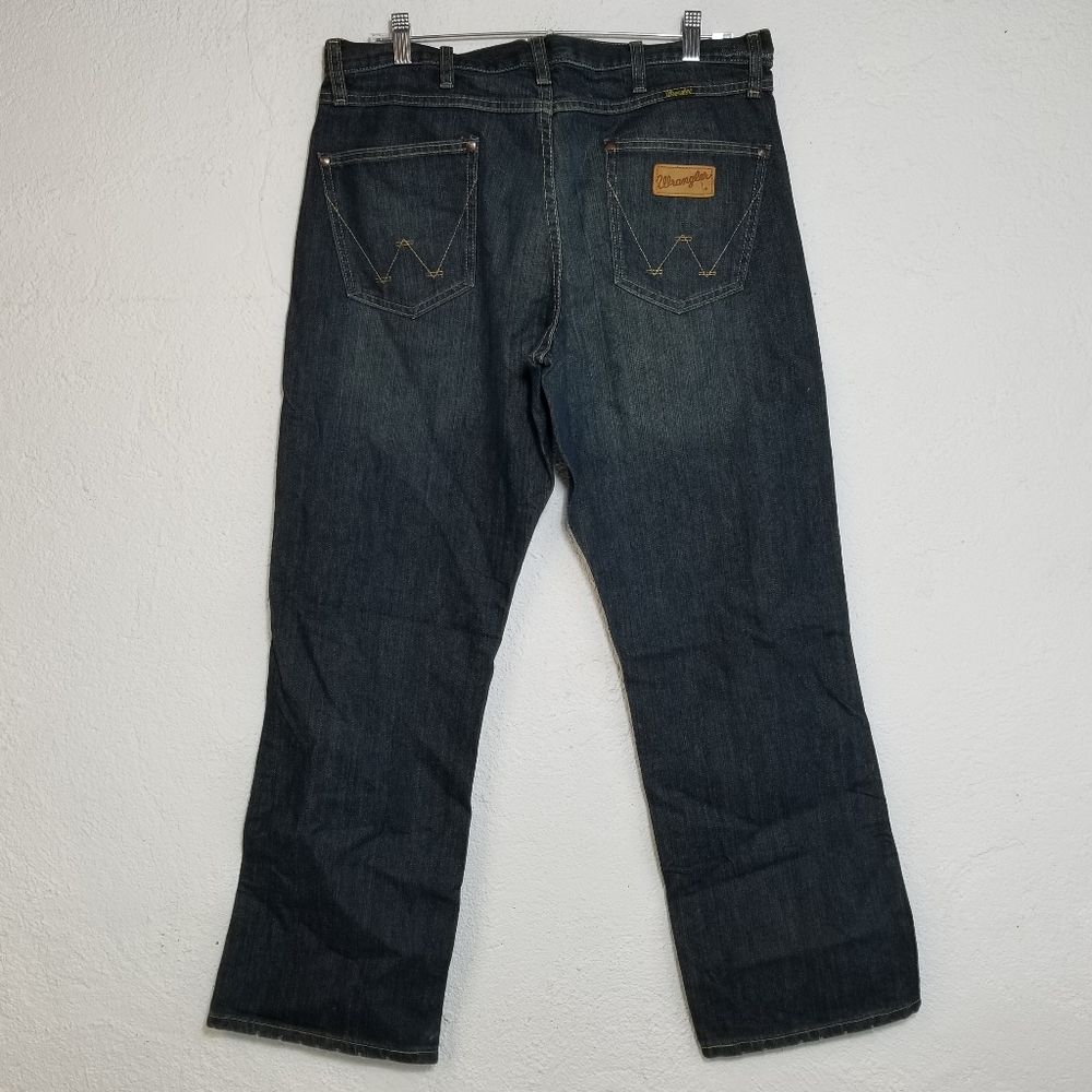 Wrangler Blue Jeans Jim Competition Fit Medium Wash Denim Men's Size 34 × 32 EUC